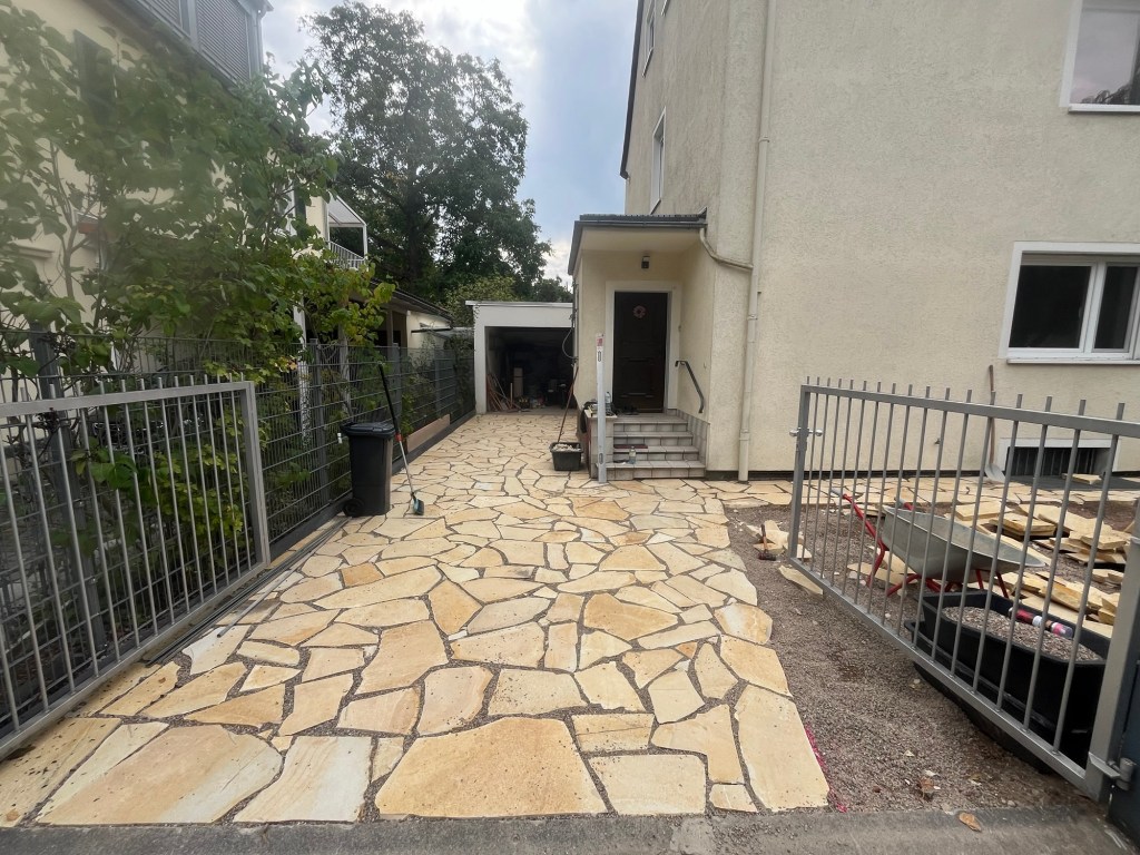 Erneuerung der Hofeinfahrt – Natursteinpflaster direkt aus dem&nbsp;Steinbruch